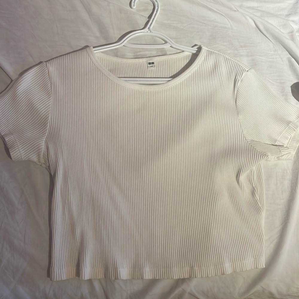 Uniqlo basic white tee